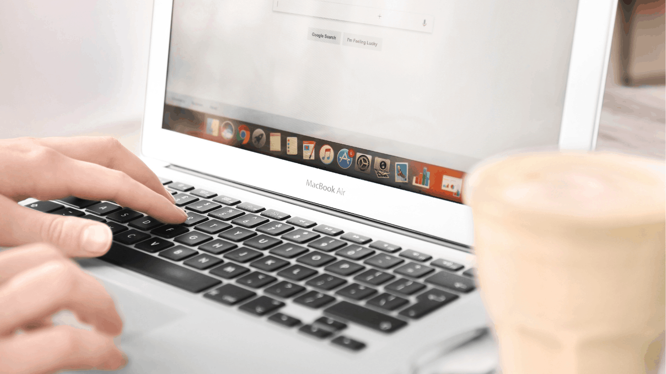 Laptop con ricerca Google